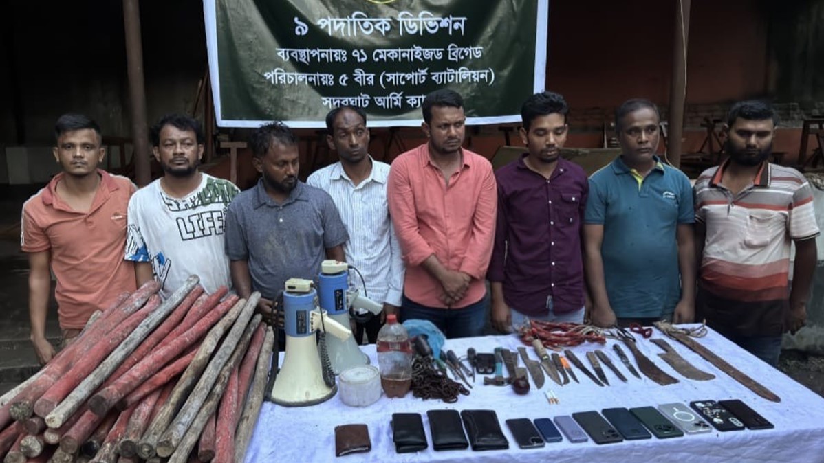 পুরান ঢাকায় সেনাবাহিনীর অভিযানে ৮ চাঁদাবাজ আটক